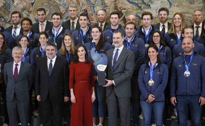Spain s King Felipe VI (C-R) and Queen Letizia (C-L) pose for a family photo with Spanish Water-polo National Teams during an audience held at La Zarzuela Palace, in Madrid, Spain, 31 January 2020. Women s Spanish Water-Polo National Team won the lastest European Championship, held in Budapest, and Men s team finished in second position. Spain s royal couple meets with Men s and Women s Water-polo National Teams !ACHTUNG: NUR REDAKTIONELLE NUTZUNG! Copyright: xPacoxCamposx GRAF2074 20200131-637160796892001973