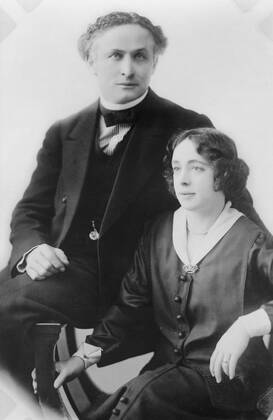 Harry and Beatrice Houdini in 1922 portrait. Harry and Beatrice Houdini in 1922 portrait. Harry and Beatrice Houdini in 1922 portrait. Harry and Beatrice Houdini in 1922 portrait. rary of Congress in 1993. st in 1959. Courtesy Everett Collection PUBLICATIONXNOTxINxCANxCHNxFRAxITAxJPNxNORxPOLxRUSxESPxUKxUSA Copyright: xCourtesyxEverettxCollectionx HISL011 EC116
