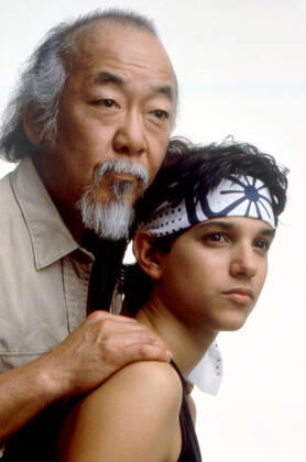 THE KARATE KID, Pat Morita, Ralph Macchio, 1984. Columbia Pictures courtesy Everett Collection Columbia Pictures Courtesy Everett Collection !ACHTUNG AUFNAHMEDATUM GESCHÃ„TZT! PUBLICATIONXNOTxINxCANxCHNxFRAxITAxJPNxNORxPOLxRUSxESPxUKxUSA Copyright: xColumbiaxPictures CourtesyxEverettxCollectionx MSDKAKI EC047