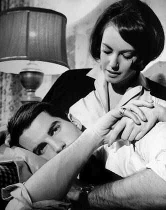 BY LOVE POSSESSED, from left: George Hamilton, Susan Kohner, 1961 !ACHTUNG AUFNAHMEDATUM GESCHÃ„TZT! PUBLICATIONXNOTxINxCANxCHNxFRAxITAxJPNxNORxPOLxRUSxESPxUKxUSA Copyright: xCourtesyxEverettxCollectionx MBDBYLO EC027