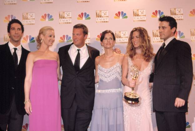 Cast of FRIENDS, David Schwimmer, Lisa Kudrow, Matthew Perry, Courteney Cox, Jennifer Aniston, Matt LeBlanc at the EMMY AWARDS, 9 22 2002, LA, CA, by Robert Hepler. For usage credit please use; Robert Hepler Everett Collection !ACHTUNG AUFNAHMEDATUM GESCHÄTZT! PUBLICATIONXNOTxINxCANxCHNxFRAxITAxJPNxNORxPOLxRUSxESPxUKxUSA Copyright: xRobertxHepler EverettxCollectionx PSDFRIE HR001