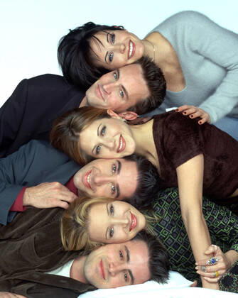 FRIENDS, (from top to bottom): Courteney Cox, Matthew Perry, Jennifer Aniston, David Schwimmer, Lisa Kudrow, Matt LeBlanc, (1997-Season 3), 1994-2004, (c)Warner Bros. Television courtesy Everett Collection Warner Bros Courtesy Everett Collection !ACHTUNG AUFNAHMEDATUM GESCHÃ„TZT! PUBLICATIONXNOTxINxCANxCHNxFRAxITAxJPNxNORxPOLxRUSxESPxUKxUSA Copyright: xWarnerxBros CourtesyxEverettxCollectionx TCDFRIE EC271