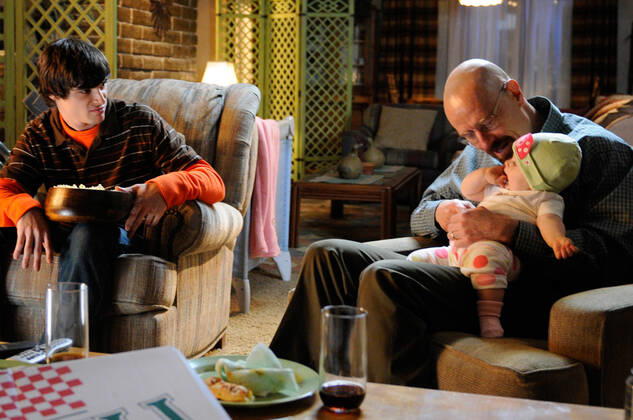 BREAKING BAD, (from left): RJ Mitte, Bryan Cranston, Hazard Pay , (Season 5, ep. 503, aired July 29, 2012), 2008-2012. Photo: Ursula Coyote AMC Courtesy Everett Collection AMC courtesy Everett Collection !ACHTUNG AUFNAHMEDATUM GESCHÃ„TZT! PUBLICATIONXNOTxINxCANxCHNxFRAxITAxJPNxNORxPOLxRUSxESPxUKxUSA Copyright: xAMC courtesyxEverettxCollectionx TCDBRBA EC201