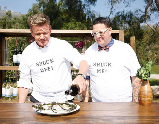MASTERCHEF, l-r: Gordon Ramsay, Graham Elliot in Happy Birthday Masterchef (Season 6, Episode 8, aired July 1, 2015). ph: Greg Gayne Fox courtesy Everett Collection 20thCentFox Courtesy Everett Collection !ACHTUNG AUFNAHMEDATUM GESCHÃ„TZT! PUBLICATIONXNOTxINxCANxCHNxFRAxITAxJPNxNORxPOLxRUSxESPxUKxUSA Copyright: x20thCentFox CourtesyxEverettxCollectionx TCDMAST EC089
