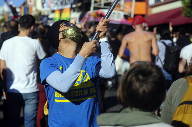 November 7, 2020, San Francisco, California, USA: San Francisco, California - Hundreds of San Franciscans held an impromptu street party in the Castro District Saturday after news agencies called the US presidential election for Joe Biden. San Francisco USA - ZUMAw332 20201107_zap_w332_015 Copyright: xNealxWatersx