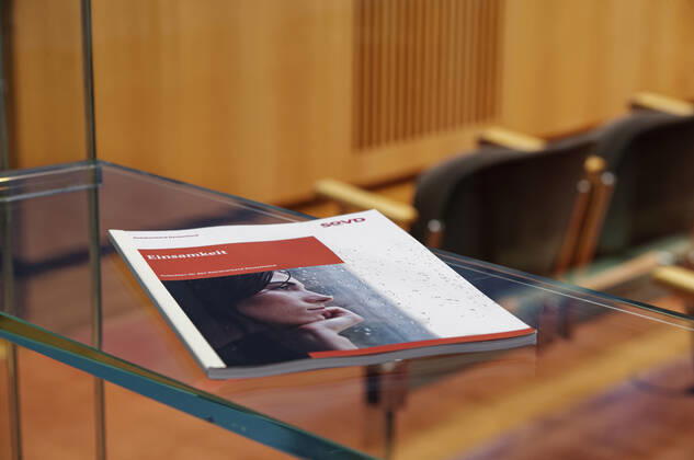 2020-12-07, Berlin, Deutschland - Bundespressekonferenz: Der SoVD Sozialverband Deutschland und das Fachgebiets Soziologie ländlicher Räume der Universitäten Göttingen und Kassel, stellen die Ergebnisse eines im Auftrag des SoVD erstellten Gutachtens zum Thema Einsamkeit und soziale Isolation vor und mahnen insbesondere vor dem Hintergrund der Corona-Pandemie dringenden Handlungsbedarf an.