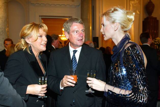 Auktion Copyright: IMAGO. Herrmann Thema: Benefizabend: mit Versteigerung und Gala Dinner zu Gunsten des Chaim Sheba Medical Centers inTel Aviv im Schloss Bellevue in Berlin am 27.Nov. 2002. Dabei kamen f?r das Krankenhaus 500 000 Euro zusammen. Mit dabei : Evelyn und Klaus Bresser mit Nadja Auermann Copyright: xEventpressxHerrmannx