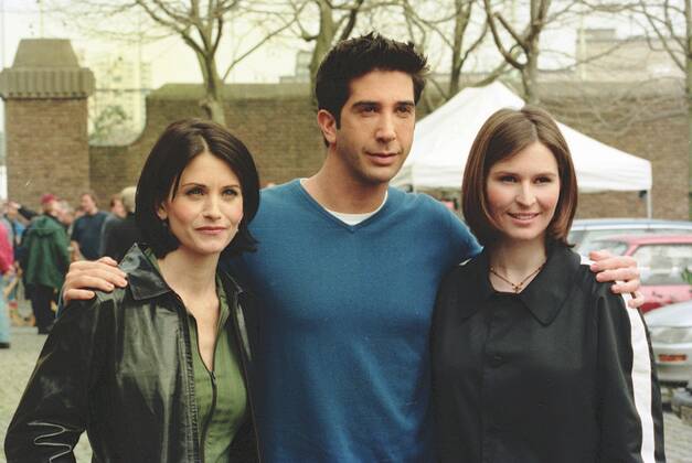 Courteney Cox, David Schwimmer and Helen Baxendale London, UK. LIBRARY. Courteney Cox, David Schwimmer and Helen Baxendale shooting an episode of Friends in London. 1998. LMK11-SLIB120221-001. 