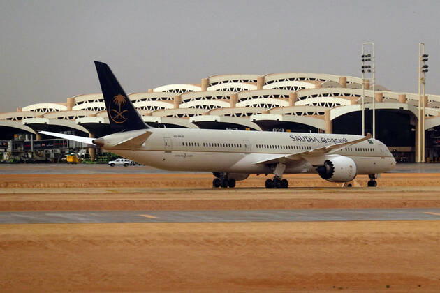 21.02.2021, Riad, Riyadh, SAU - Boeing 787 Dreamliner der Saudi Arabian Airlines auf dem Vorfeld des Flughafen King Khalid International Airport. (Airport, Alltag, Anlage, Ansicht, Arabien, arabisch, asiatisch, Asien, aussen, Aussenaufnahme, Boeing, Boeing 787, Boeing 787 Dreamliner, Dreamliner, Flughafen, Flughafengebaeude, Flugzeuge, Gebaeude, Gesellschaft, HZ-AR28, King Khalid International Airport, Luftfahrt, niemand, Passagierflugzeuge, Passagiermaschinen, QF, Querformat, Reise, Riad, Riyadh, Saudi Arabian Airlines, Saudi-Arabien, Saudia, Terminal, Tourismus, Vorderasien, Vorfeld, Winter, Wirtschaft, zivile Luftfahrt, Zivilluftfahrt) 210221D031RIAD.JPG