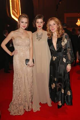 Emilia Schuele, Liv Lisa Fries und Paula Kalenberg bei der Party bei der Verleihung der 50. Goldene Kamera 2015 - von HOERZU in der Hamburg Messe und Congress GmbH in Hamburg. Copyright: xEventpressx
