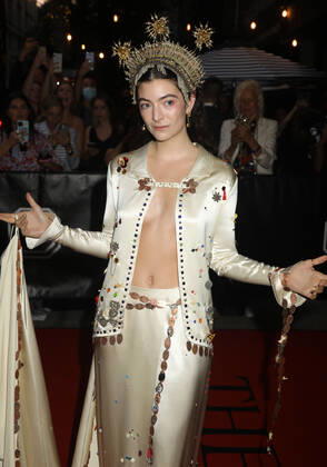 September 13, 2021, New York, New York, USA: Singer LORDE attends the 2021 VIP Met Gala departures held at The Mark Hotel. New York USA - ZUMAk03_ 20210913_zaf_k03_255 Copyright: xNancyxKaszermanx