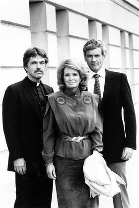 A TOUCH OF SCANDAL, from left: Tom Skerritt, Angie Dickinson, Don Murray, aired 11 27 1984. ? CBS Courtesy Everett Collection Ref:TBDAATO CB002 PUBLICATIONXNOTxINxCANxCHNxFRAxITAxJPNxNORxPOLxRUSxESPxUKxUSA Copyright: xx TBDAATO CB002
