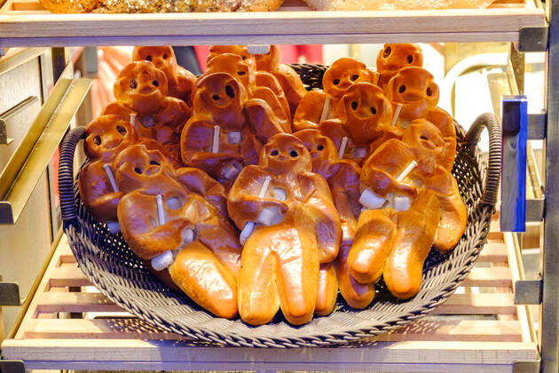 Weckmaenner in der Auslage einer Baeckerei in Aachen am 5. November 2021 GERMANY - AACHEN - AUTUMN