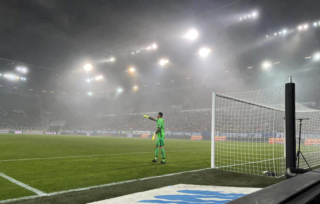 19.11.2021, Fussball 1. Bundesliga 2021 2022, 12. Spieltag, FC Augsburg - FC Bayern München, in der WWK-Arena Augsburg, Torwart Rafal Gikiewicz (FC Augsburg) im Nebel.