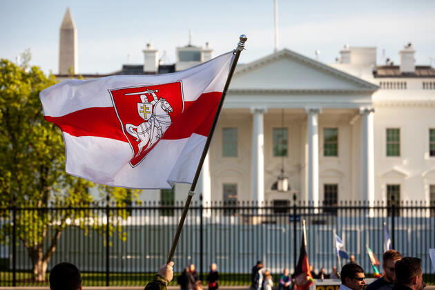 Belarusian opposition leader Sviatlana Tsikhanouskaya attends Ukraine protest A demonstrator waves a Belarusian flag during a rally at the White House against Russia s war in Ukraine. The Belarusian community in the Washington, DC metro area joined US Ukrainian Activists daily protest at the White House to show their support. Both countries currently suffer at the hands of Russian President Vladimir Putin: Ukraine is under attack, and Belarus is led by Putin puppet Alexander Lukashenko. Washington DC United States Copyright: xAllisonxBaileyx originalFilename: bailey-belarusi220428_npw9D