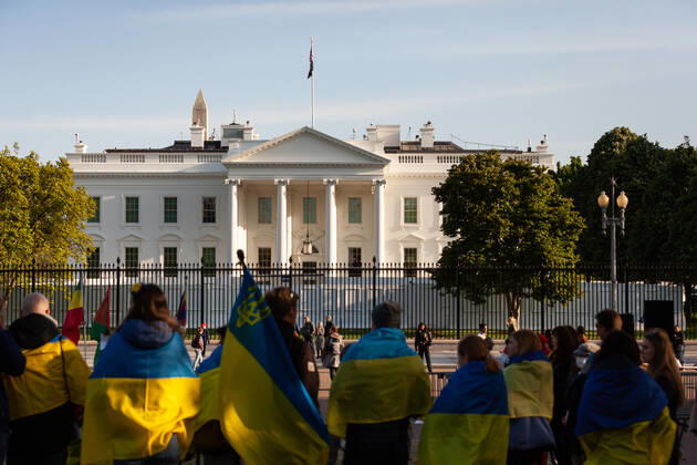 Belarusian opposition leader Sviatlana Tsikhanouskaya attends Ukraine protest Protesters wear Ukrainian flags during a rally at the White House against Russia s war in Ukraine. The Belarusian community in the Washington, DC metro area joined US Ukrainian Activists daily protest at the White House to show their support. Both countries currently suffer at the hands of Russian President Vladimir Putin: Ukraine is under attack, and Belarus is led by Putin puppet Alexander Lukashenko. Washington DC United States Copyright: xAllisonxBaileyx originalFilename: bailey-belarusi220428_npPxA