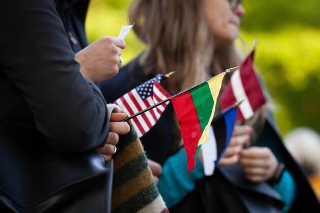 Belarusian opposition leader Sviatlana Tsikhanouskaya attends Ukraine protest Protesters hold the flags of the United States, Lithuania, Estonia, and Latvia (left to right) during a rally at the White House against Russia s war in Ukraine. The Belarusian community in the Washington, DC metro area joined US Ukrainian Activists daily protest at the White House to show their support. Both countries currently suffer at the hands of Russian President Vladimir Putin: Ukraine is under attack, and Belarus is led by Putin puppet Alexander Lukashenko. Washington DC United States Copyright: xAllisonxBaileyx originalFilename: bailey-belarusi220428_npRvU