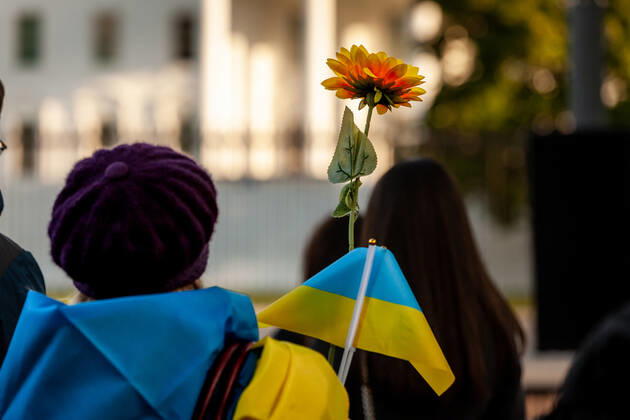Belarusian opposition leader Sviatlana Tsikhanouskaya attends Ukraine protest A protester holds Ukrainian flags and a sunflower during a rally at the White House against Russia s war in Ukraine. The Belarusian community in the Washington, DC metro area joined US Ukrainian Activists daily protest at the White House to show their support. Both countries currently suffer at the hands of Russian President Vladimir Putin: Ukraine is under attack, and Belarus is led by Putin puppet Alexander Lukashenko. Washington DC United States Copyright: xAllisonxBaileyx originalFilename: bailey-belarusi220428_npQi7