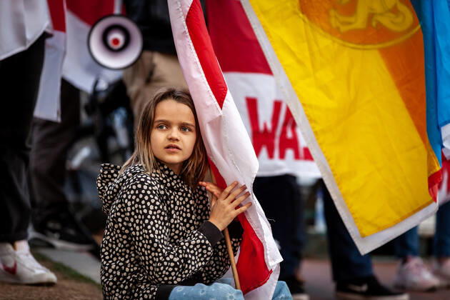 Belarusian opposition leader Sviatlana Tsikhanouskaya attends Ukraine protest A young girl holds a Belarusian flag during a rally at the White House against Russia s war in Ukraine. The Belarusian community in the Washington, DC metro area joined US Ukrainian Activists daily protest at the White House to show their support. Both countries currently suffer at the hands of Russian President Vladimir Putin: Ukraine is under attack, and Belarus is led by Putin puppet Alexander Lukashenko. Washington DC United States Copyright: xAllisonxBaileyx originalFilename: bailey-belarusi220428_np7Yv