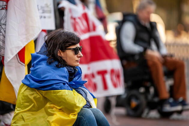 Belarusian opposition leader Sviatlana Tsikhanouskaya attends Ukraine protest A protester wearing a Ukrainian flag listens to a speech during a rally at the White House against Russia s war in Ukraine. The Belarusian community in the Washington, DC metro area joined US Ukrainian Activists daily protest at the White House to show their support. Both countries currently suffer at the hands of Russian President Vladimir Putin: Ukraine is under attack, and Belarus is led by Putin puppet Alexander Lukashenko. Washington DC United States Copyright: xAllisonxBaileyx originalFilename: bailey-belarusi220428_np923