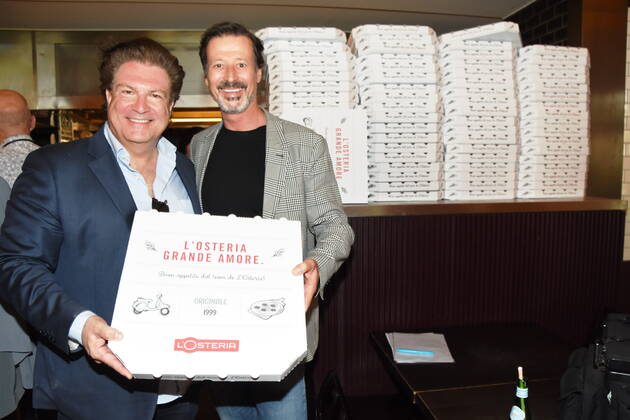 Francis Fulton Smith Schauspieler Klaus Rader L«Osteria Aufsichstratsvorsitzender Muenchen 11.05.2022 Promis backen Pizza fuer den guten Zweck: ãA Worldchanger Story by LÕOsteria-Kuenstkerhaus Muenchen