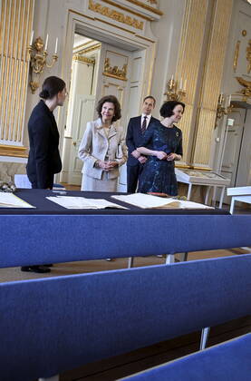 The Permanent Secretary of the Swedish Academy, Mats Malm, Mrs Jenni Haukio, and Queen Silvia look at historical documents during their visit to the Swedish Academy in Stockholm, Sweden, May 18, 2022 Finland’s President is on a two day state visit to Sweden STOCKHOLM SWEDEN x10040x, Copyright: xAndersxWiklund TTx SWEDEN FINLAND STATE VISIT DAY 2