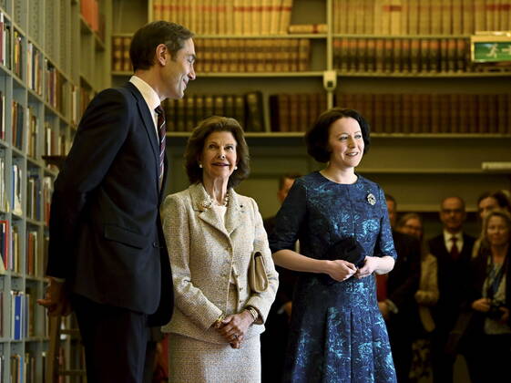 The Permanent Secretary of the Swedish Academy, Mats Malm, Mrs Jenni Haukio, and Queen Silvia visit the Swedish Academy in Stockholm, Sweden, May 18, 2022 Finland’s President is on a two day state visit to Sweden STOCKHOLM SWEDEN x10040x, Copyright: xAndersxWiklund TTx SWEDEN FINLAND STATE VISIT DAY 2