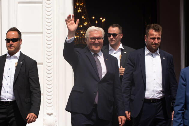 Frank-Walter Steinmeierï¼apresident Of Germany, Visits The Opening Of Villa Hammerschmidt In Bonn Frank-Walter Steinmeierï¼apresident of Germany is seen waving to the visitors from the opening day of Villa Hammerschmidt in Bonn, Germany on June18ï¼a2022 Bonn Germany Copyright: xYingxTangx originalFilename: tang-notitle220618_npdXE