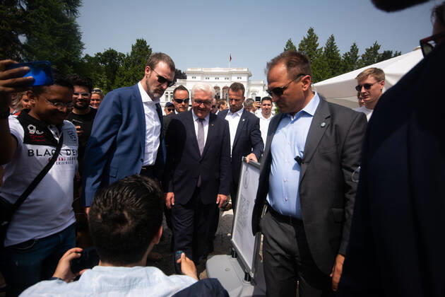 Frank-Walter Steinmeierï¼apresident Of Germany, Visits The Opening Of Villa Hammerschmidt In Bonn Frank-Walter Steinmeierï¼apresident of Germany is seen taking selfie with the visitors during the opening day of Villa Hammerschmidt in Bonn, Germany on June18ï¼a2022 Bonn Germany Copyright: xYingxTangx originalFilename: tang-notitle220618_npeX9