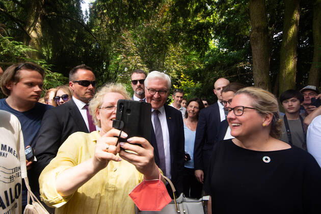 Frank-Walter Steinmeierï¼apresident Of Germany, Visits The Opening Of Villa Hammerschmidt In Bonn Frank-Walter Steinmeierï¼apresident of Germany is seen taking selfie with the visitors during the opening day of Villa Hammerschmidt in Bonn, Germany on June18ï¼a2022 Bonn Germany Copyright: xYingxTangx originalFilename: tang-notitle220618_npFsf