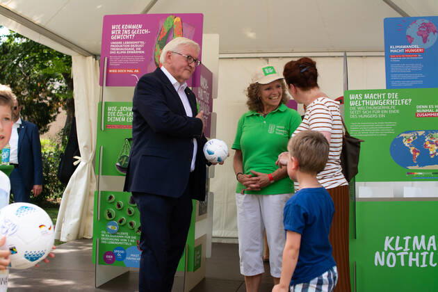 Frank-Walter Steinmeierï¼apresident Of Germany, Visits The Opening Of Villa Hammerschmidt In Bonn Frank-Walter Steinmeierï¼apresident of Germany is seen visiting UN wolrd Food program information booth and talk to a staff during the opening day of Villa Hammerschmidt in Bonn, Germany on June18ï¼a2022 Bonn Germany Copyright: xYingxTangx originalFilename: tang-notitle220618_nphHI