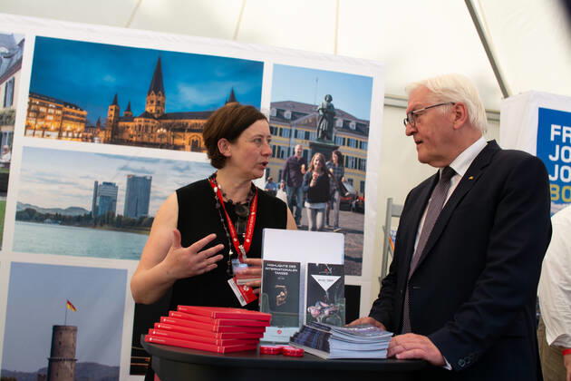 Frank-Walter Steinmeierï¼apresident Of Germany, Visits The Opening Of Villa Hammerschmidt In Bonn Frank-Walter Steinmeierï¼apresident of Germany is seen visiting Bonn city information booth and talk to the a staff during the opening day of Villa Hammerschmidt in Bonn, Germany on June18ï¼a2022 Bonn Germany Copyright: xYingxTangx originalFilename: tang-notitle220618_npWcy