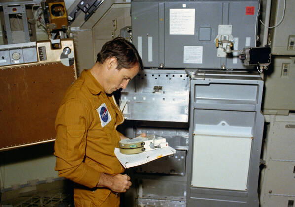 S73-32848 (10 Sept. 1973) --- Scientist-astronaut Edward G. Gibson, science pilot for the third manned Skylab mission (Skylab 4), reads the markings on a magazine of 400 feet of film for the 16mm Data Acquisition Camera (DAC), during a training exercise in the Orbital Workshop (OWS) trainer at Johnson Space Center. Copyright: xpiemagsx piemagsspace-1940 !ACHTUNG AUFNAHMEDATUM GESCHÄTZT!