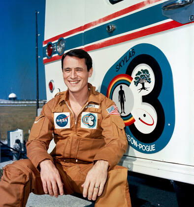 S73-36903 (8 Nov. 1973) --- Scientist-astronaut Edward G. Gibson, Skylab 4 science pilot, relaxes on the running board of the transfer van during a visit to the Skylab 4 Saturn 1B space vehicle at Pad B, Launch Complex 39, Kennedy Space Center, Florida. On the morning of the launch the transfer van will transport astronauts Gibson; Gerald P. Carr, commander; and William R. Pogue, pilot, from the suiting building to Pad B. Skylab 4, the third and last visit to the Skylab space station in Earth orbit, will return additional information on the Earth and sun, as well as provide a favorable location from which to observe the recently discovered Comet Kohoutek. Copyright: xpiemagsx piemagsspace-1964 !ACHTUNG AUFNAHMEDATUM GESCHÄTZT!