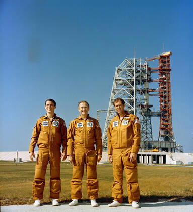 S73-36904 (8 Nov. 1973) --- The three members of the Skylab 4 crew are photographed standing near Pad B, Launch Complex 39, Kennedy Space Cneter, Florida, during the preflight activity. They are, left to right, scientist-astronaut Edward G. Gibson, science pilot; astronaut Gerald P. Carr, commander; and astronaut William R. Pogue, pilot. Copyright: xpiemagsx piemagsspace-1965 !ACHTUNG AUFNAHMEDATUM GESCHÄTZT!
