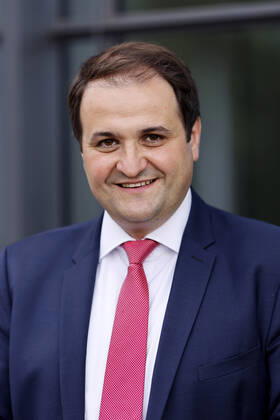Politiker Nathanael Liminski (CDU), Minister und Chef der Staatskanzlei, beim Auftaktkonzert des Jüdische-Musik Festival Shalom-Musik.Koeln in der Kölner Flora. Unter der Schirmherrschaft von NRW-Ministerpräsident Hendrik Wüst finden vom 04.08 bis 11.08.2022 mehr als 50 Konzerte und kostenlose Kurzkonzerte mit 70 jüdischen und nicht jüdischen Künstlerinnen und Künstlern statt. Köln, 04.08.2022 NRW Deutschland Copyright: xChristophxHardtx