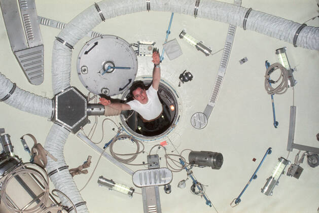 SL4-150-5074 (February 1974) --- Scientist-astronaut Edward G. Gibson, science pilot for the Skylab 4 mission, demonstrates the effects of zero-gravity as he sails through airlock module hatch. Copyright: xpiemagsx piemagsspace-68252 !ACHTUNG AUFNAHMEDATUM GESCHÄTZT!