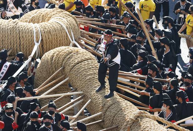 News Bilder des Tages Tug-of-war festival in Okinawa People pull a 160-meter rope on a national road in the Okinawa Prefecture capital of Naha on Oct. 9, 2022. Okinawa s traditional tug-of-war festival resumed following a two-year hiatus due to the COVID-19 pandemic. A14AA0001344481P