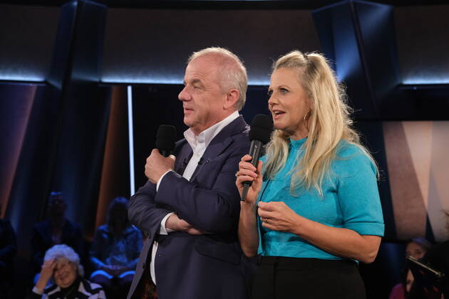 Hubertus Meyer-Burckhardt und Barbara Schöneberger beim Fototermin der NDR Talk Show im Fernsehstudio Hamburg Lokstedt am 21.10.2022 vor der Sendung im NDR Fernsehen N3