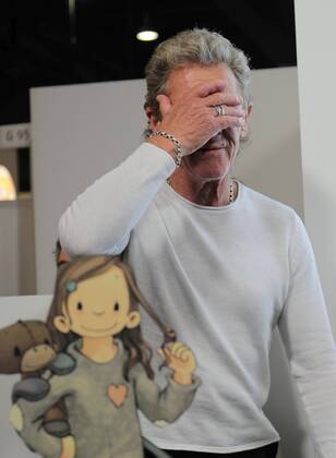 22.10.2022 Frankfurt am Main, Messe Frankfurter Buchmesse 2022 - Impressionen Grosser Andrang auf dem Messestand Hendrikje Balsmeyer und Peter Maffay sind nicht nur Lebensgefährten sondenr auch die Autoren von der Kinderbuchreihe Anouk Bild zeigt Peter Maffay erstaunt und erfreut über den grossen Andrang