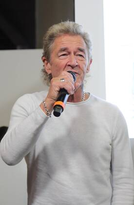 22.10.2022 Frankfurt am Main, Messe Frankfurter Buchmesse 2022 - Impressionen Grosser Andrang auf dem Messestand Hendrikje Balsmeyer und Peter Maffay sind nicht nur Lebensgefährten sondenr auch die Autoren von der Kinderbuchreihe Anouk Bild zeigt Peter Maffay erstaunt und erfreut über den grossen Andrang