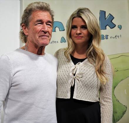 22.10.2022 Frankfurt am Main, Messe Frankfurter Buchmesse 2022 - Impressionen Grosser Andrang auf dem Messestand Hendrikje Balsmeyer und Peter Maffay sind nicht nur Lebensgefährten sondenr auch die Autoren von der Kinderbuchreihe Anouk Bild zeigt Peter Maffay und Lebendgefährtin Hendrikje Balsmeyer