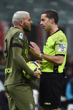 Foto IPP Paolo Bona Milano 10 02 2023 Campionato Serie A di Calcio stagione 2022 2023 Milan-Torino Nella foto Theo Hernandez e l™arbitro Giovanni Ayroldi Italy Photo Press Worldwide Copyright