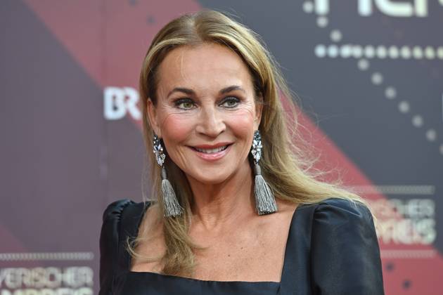 Caroline BEIL (Moderatorin), Einzelbild,angeschnittenes Einzelmotiv,Portraet,Portrait,Porträt. Roter Teppich,Red Carpet,Bayerischer Filmpreis 2023 am 16.06.2023 im Prinzregententheater in Muenchen.