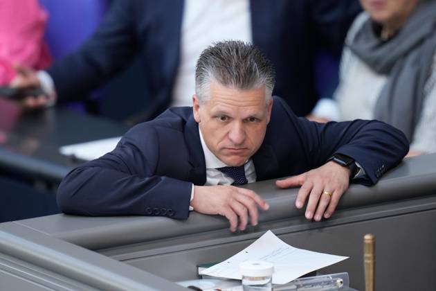 Deutscher Bundestag, 116. Plenarsitzung Thorsten Frei (CDU) lehnt sich gelassen ueber die Bruestung des Bundestag Praesidum bei der 116. Sitzung des Deutschen Bundestag in Berlin, 07.07.2023 Berlin Berlin Deutschland