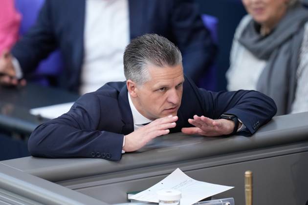 Deutscher Bundestag, 116. Plenarsitzung Thorsten Frei (CDU) lehnt sich gelassen ueber die Bruestung des Bundestag Praesidum bei der 116. Sitzung des Deutschen Bundestag in Berlin, 07.07.2023 Berlin Berlin Deutschland