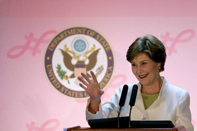 Laura Bush s Visit in Amman - Jordan U.S. First Lady Laura Bush arrives in Amman, Jordan on October 25, 2007, for a visit that is a part of a regional tour that aims to highlight the need for Middle Eastern Arab countries tp unite in the fight against breast cancer. Photo by Balkis Press ABACAPRESS.COM Amman Jordan  Copyright: xBalkisxPress ABACAx 135631_09 BalkisxPress ABACAx 135631_09 