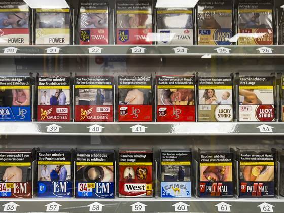 Zigaretten mit Warnhinweis, Supermarkt. 10.10.2022 Stuttgart, Baden-Württemberg, Deutschland, Europa