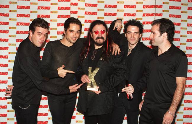 Centre: ROY WOOD British Rock Musician Former member of The Move With: 3 COLOURS RED British Rock Group Seen at the 1999 Kerrang! Awards. (Winner of the award for Best British Live Act) COMPULSORY CREDIT: UPPA Photoshot Photo UIW 016494 A-09 Centre: ROY WOOD British Rock Musician Former member of The Move With: 3 COLOURS RED British Rock Group Seen at the 1999 Kerrang! Awards. (Winner of the award for Best British Live Act) COMPULSORY CREDIT: Starstock Photoshot Photo UIW 016494 A-09 16.08.1999, Credit:Photoshot Avalon United Kingdom  Copyright: xPhotoshotx xAvalonx 0506407916