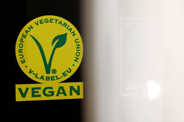 Das V-Label für vegane Produkte zu sehen auf der Lebensmittelmesse Anuga, der weltweit führenden Ernährungsmesse in der Koelnmesse. (Themenbild, Symbolbild) Köln, 10.10.2023 NRW Deutschland Copyright: xChristophxHardtx